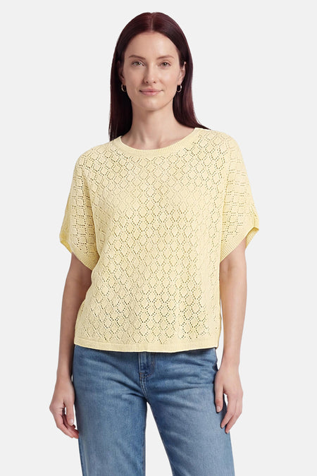 Pull jaune à col rond de Fransa, avec motif à carreaux ajouré, porté sur un jean bleu et des talons noirs, vue arrière.