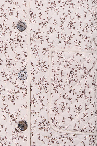 Ecru bodywarmer van Fransa, met een bloemenmotief en een diamantvormig stikselpatroon, en knopen.
