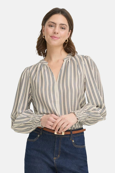 Blouse écru à manches longues de Fransa, avec imprimé rayé et poignets froncés, portée avec un jean bleu foncé.