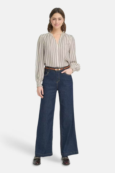 Blouse écru à manches longues de Fransa, avec rayures verticales et détail plissé aux poignets.