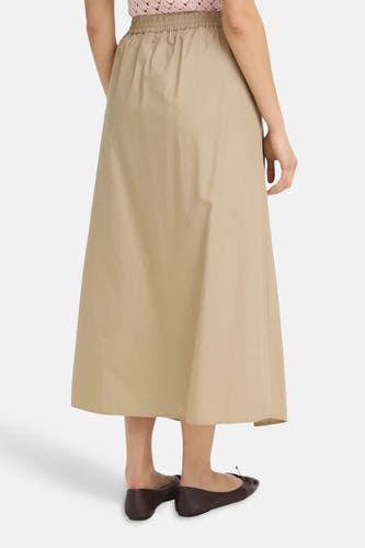 Bruine lange rok van Fransa® met elastische taille, gladde stof, achterzijde weergave, gedragen met roze top en bruine ballerina's