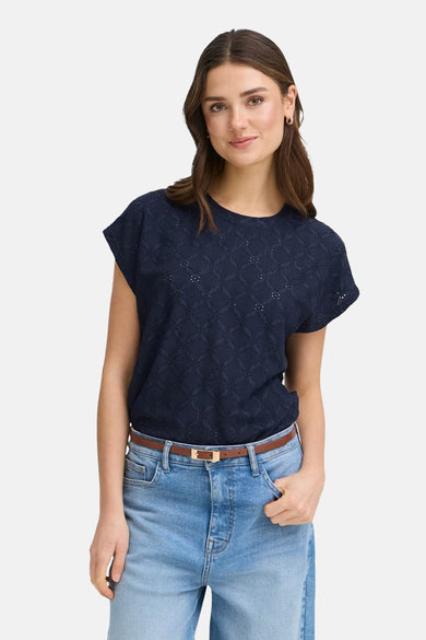 Blauw T-shirt met korte mouwen van Fransa®, met een subtiel, all-over ruitpatroon. Gedragen met een bruine riem en jeans.