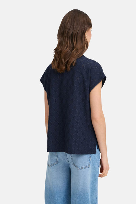 Blauw T-shirt met korte mouwen van Fransa, met een fijn diamantpatroon en brede jeans.

