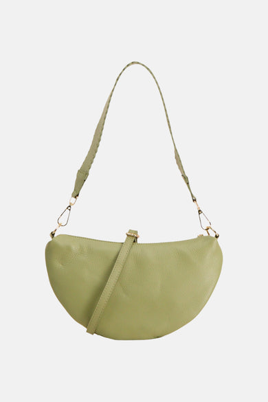 Groene, halvemaanvormige crossbody tas van Access® met korrelig leer en gouden hardware.