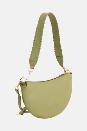 Groene leren crossbodytas van Access® met geschulpte en geperforeerde schouderband en goudkleurige hardware.