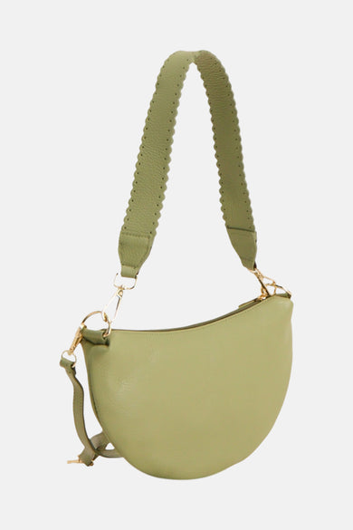 Groene leren crossbodytas van Access® met geschulpte en geperforeerde schouderband en goudkleurige hardware.