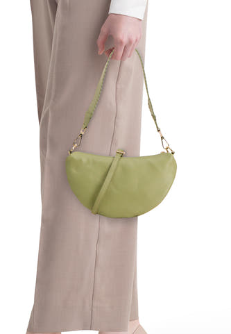 Groene lederen halvemaanvormige crossbody tas van Access® met decoratief gestikte band en gouden sluitingen.