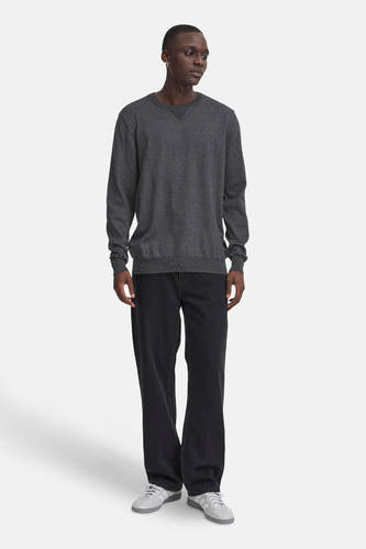 Grijze trui met ronde hals van Blend, gedragen met zwarte jeans en grijze sneakers.