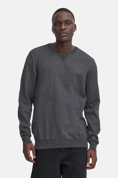 Sweat-shirt gris à col rond de Blend, avec une subtile texture et porté avec un jean noir.