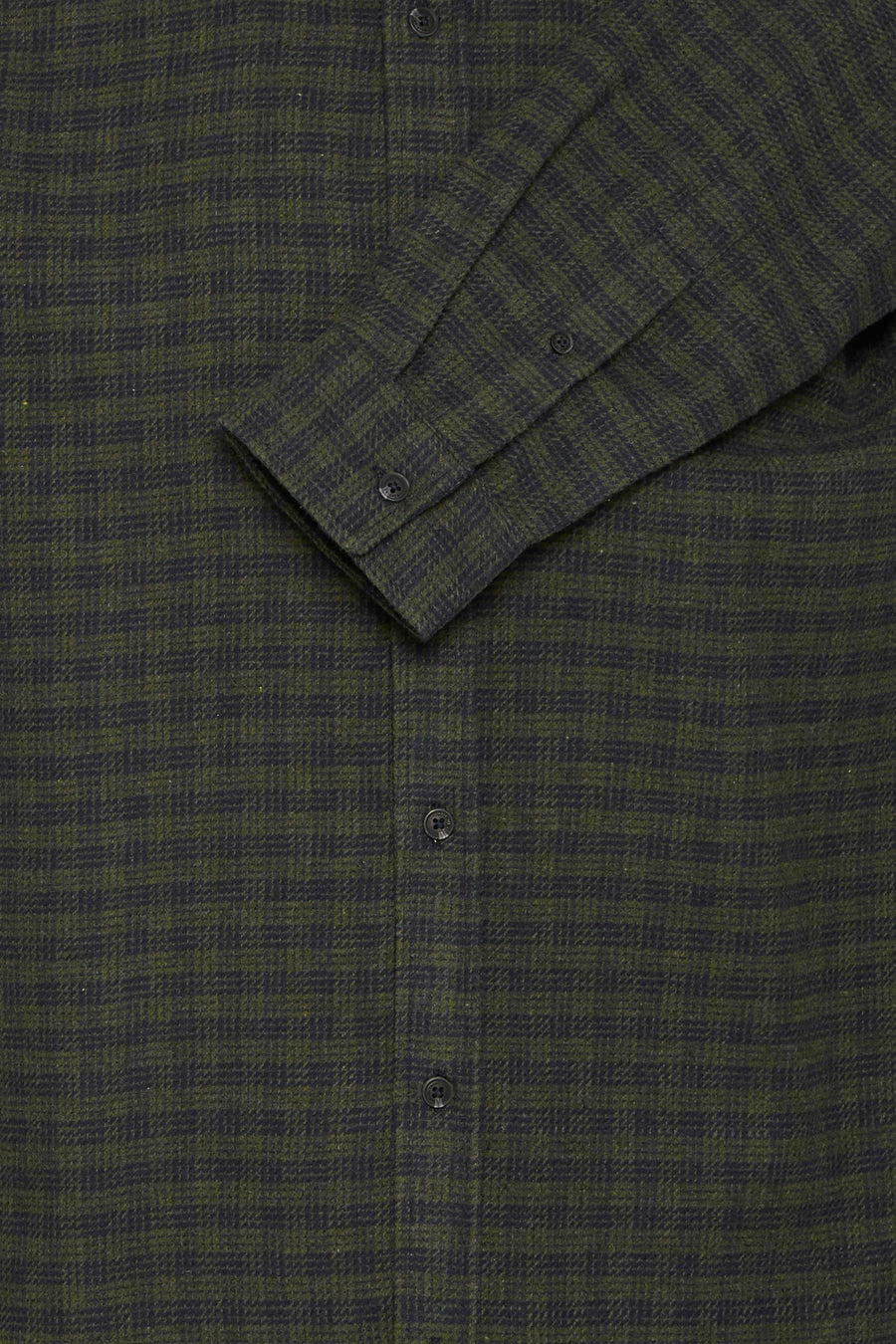 Olijfgroen geruit flanellen overhemd met knopen.
