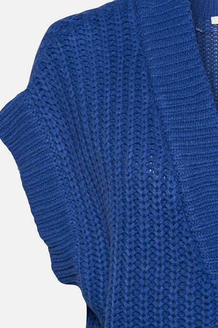 Blauw vest van B.YOUNG, met een grove gebreide textuur en korte mouwen, op een witte achtergrond.
