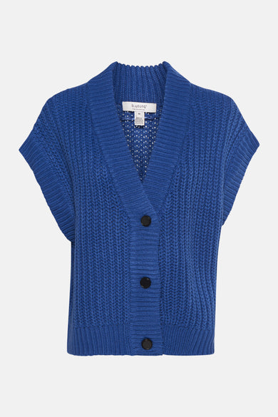 Blauw gebreid vest van B.YOUNG, met korte mouwen en zwarte knopen.