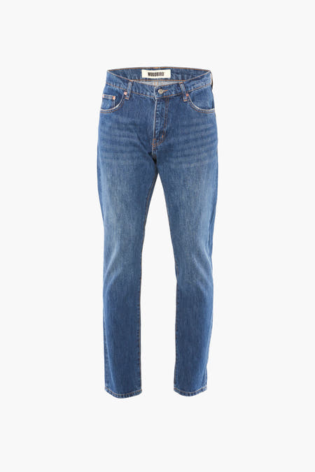 Tapered denim jeans van WOODBIRD, met een klassieke blauwe wassing en subtiele textuur.

