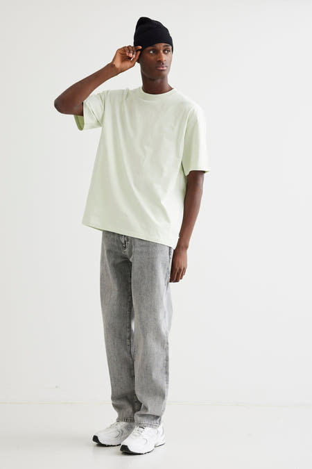 Jean droit gris de denim de WOODBIRD, avec des poches classiques et une texture subtile stonewash.