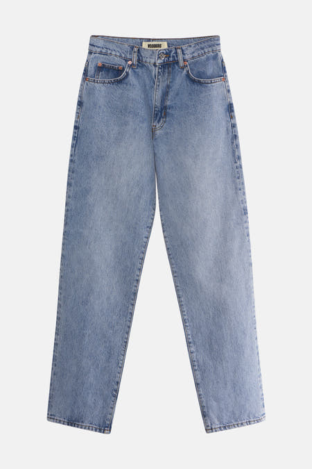 Lichtblauwe wide jeans van WOODBIRD, met klassieke zakken en een stonewashed denim textuur.
