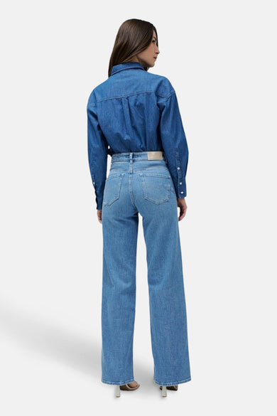 Jean décontracté de denim bleu clair de Salsa Jeans, arrière, associé à un blouson de denim.