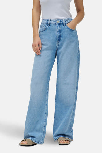 Wijde jeans van lichtblauw denim van Salsa Jeans, met een hoge taille en gedragen met sandalen.
