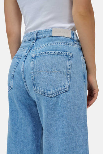 Wijde jeans van lichtblauw denim van Salsa Jeans, met achterzakken en een leren merklabel op de tailleband.