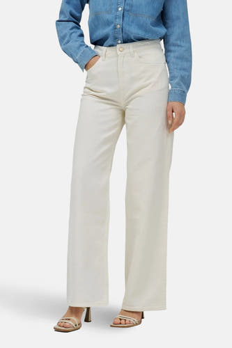 Off white denim jeans wide by Salsa Jeans, gecombineerd met een denim overhemd en open schoenen met hak.
