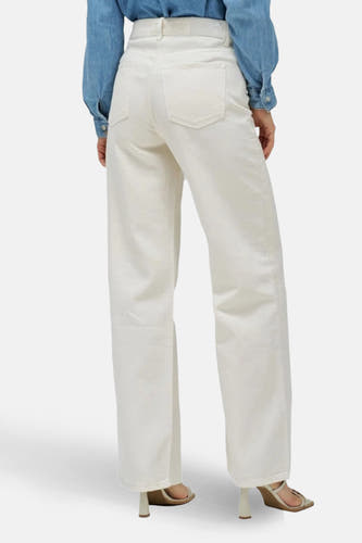 Off-white denim jeans van Salsa Jeans, met wijde pijpen en achterzakken, gecombineerd met een blauw denim overhemd.

