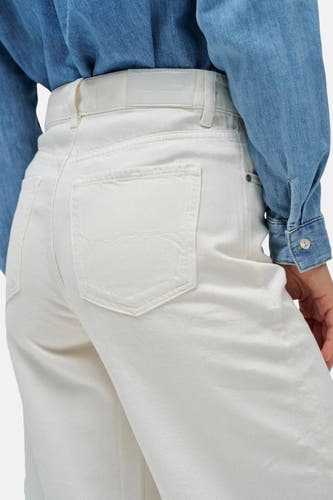 Off-white denim jeans wide model van Salsa Jeans, met een achterzak en een denim blouse.
