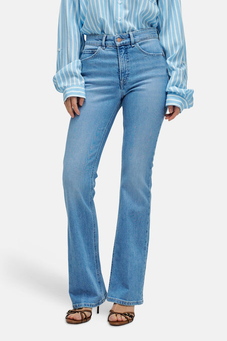 Jean bootcut bleu clair de Salsa Jeans, avec une poche arrière et une étiquette de marque sur la ceinture.
