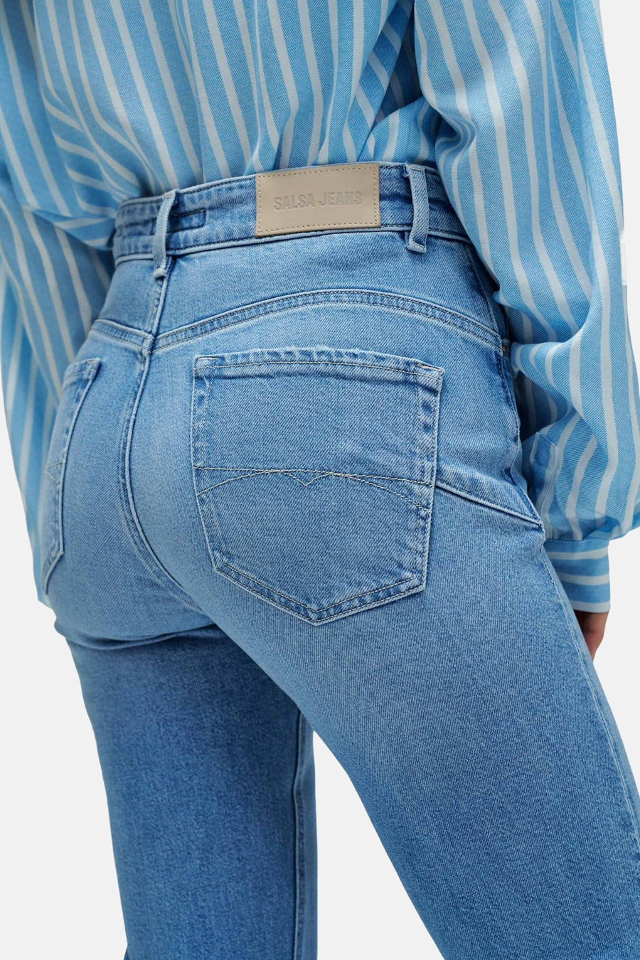Lichtblauwe bootcut jeans van Salsa Jeans, met een achterzak en een merklabel op de tailleband.