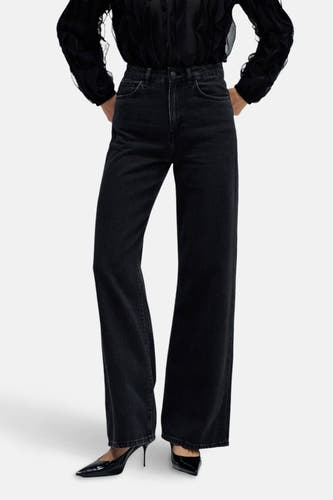 Donkergrijze wide jeans van Salsa Jeans, gedragen met een zwarte blouse en zwarte pumps.