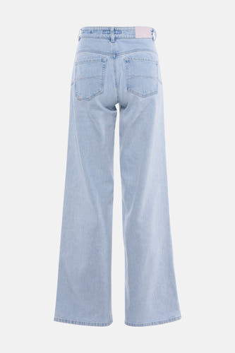 Jean large bleu clair de Salsa Jeans, à cinq poches et avec une étiquette rose pâle.