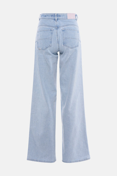Jean large bleu clair de Salsa Jeans, à cinq poches et avec une étiquette rose pâle.