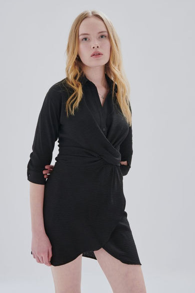 Robe courte noire avec des manches longues de 24 couleurs, avec un nœud sur le dos et des bottes noires.