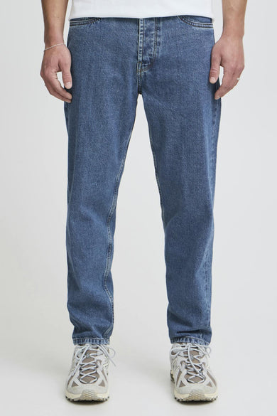 Jean droit mi-bleu denim de SOLID, avec des poches arrière et des chaussures décontractées.