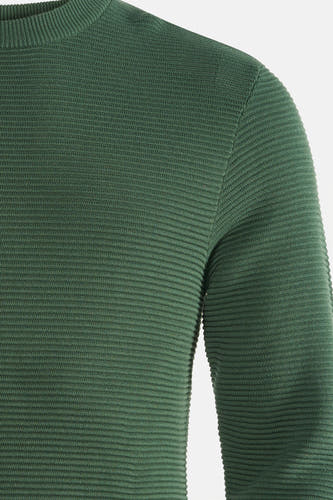 Groene trui met ronde hals van SOLID, met ribgebreide textuur en lange mouwen, detailopname.
