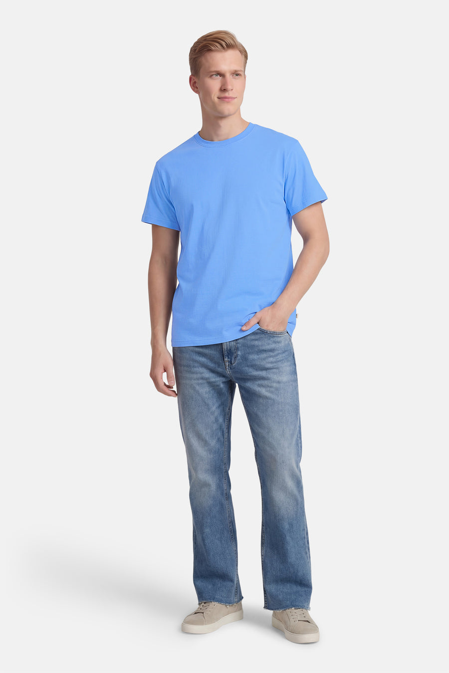 Blauw T-shirt met korte mouwen van SOLID, met een man in jeans en sneakers op een witte achtergrond.
