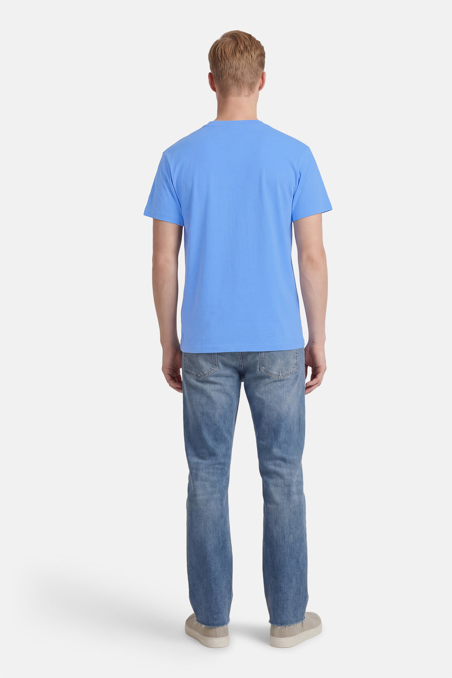 Blauw T-shirt met korte mouwen van SOLID, met een effen design, gedragen met jeans en schoenen.