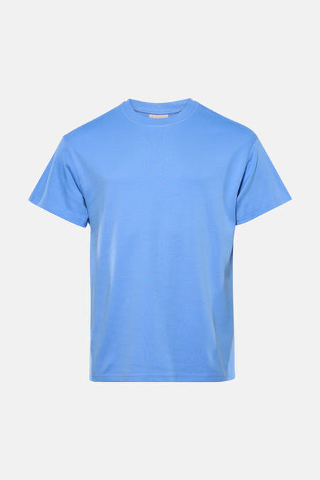 T-shirt bleu à manches courtes de SOLID, avec un design uni, porté avec un jean et des chaussures.