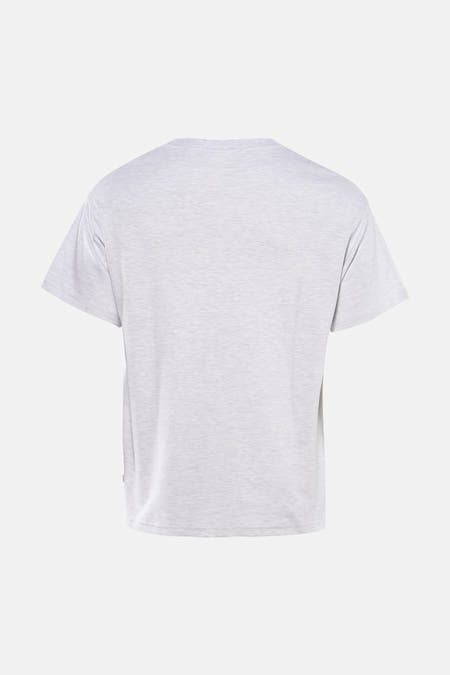 T-shirt gris à manches courtes de SOLID, vu de dos, combiné avec un jean bleu et des chaussures de couleur crème.
