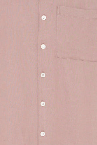 Roze hemd van SOLID met witte knopen en borstzak, in een linnenlook stof.