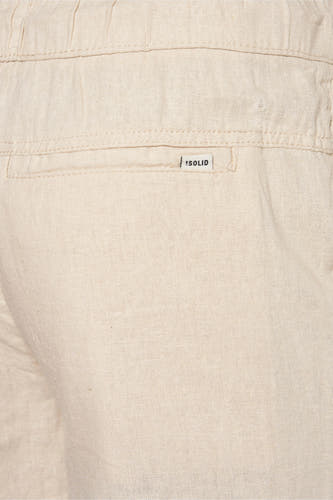 Beige court de SOLID, avec un poche arrière détail.