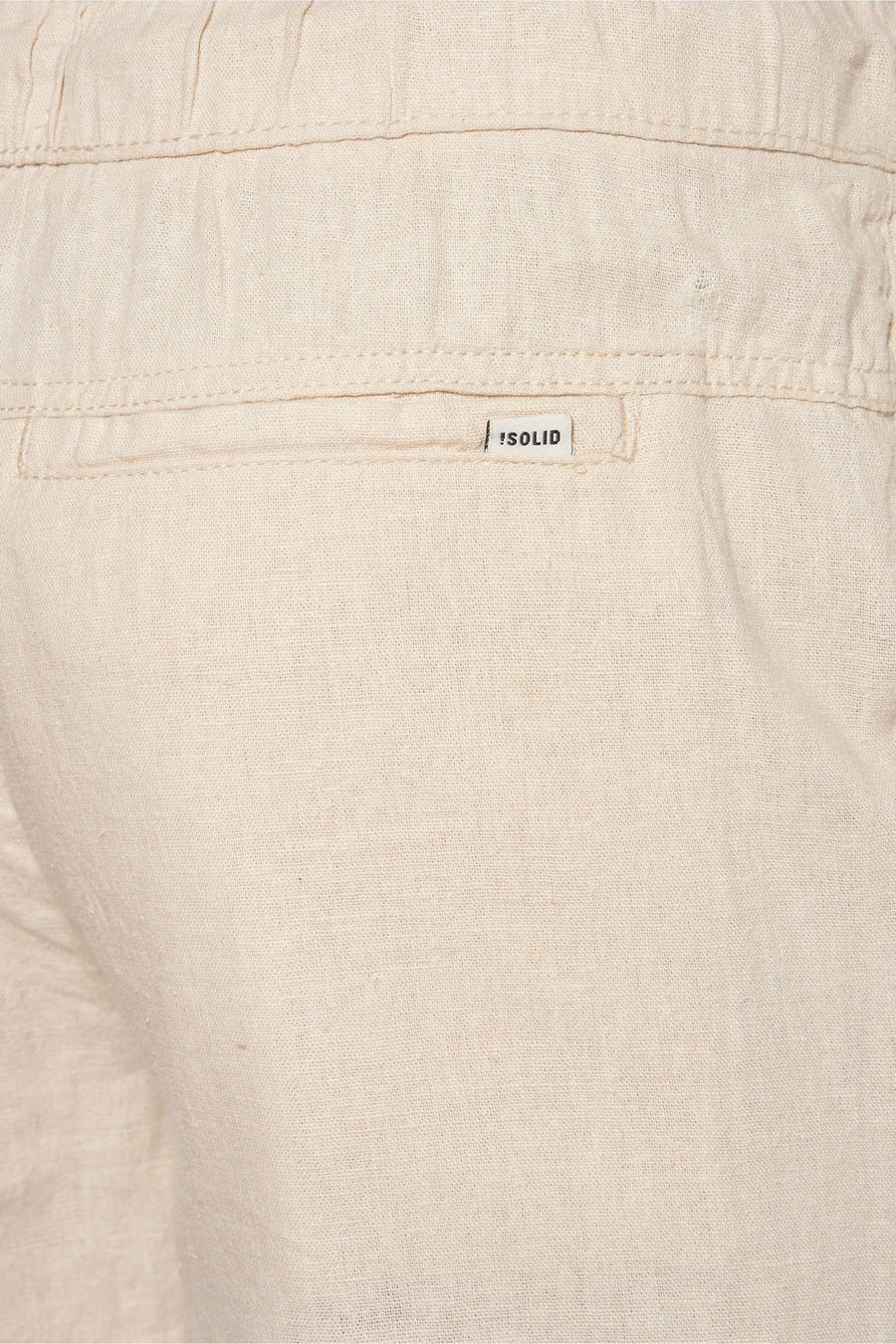 Beige court de SOLID, avec un poche arrière détail.
