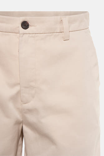 Ecru short van SOLID met een knoop detail en riemlus.
