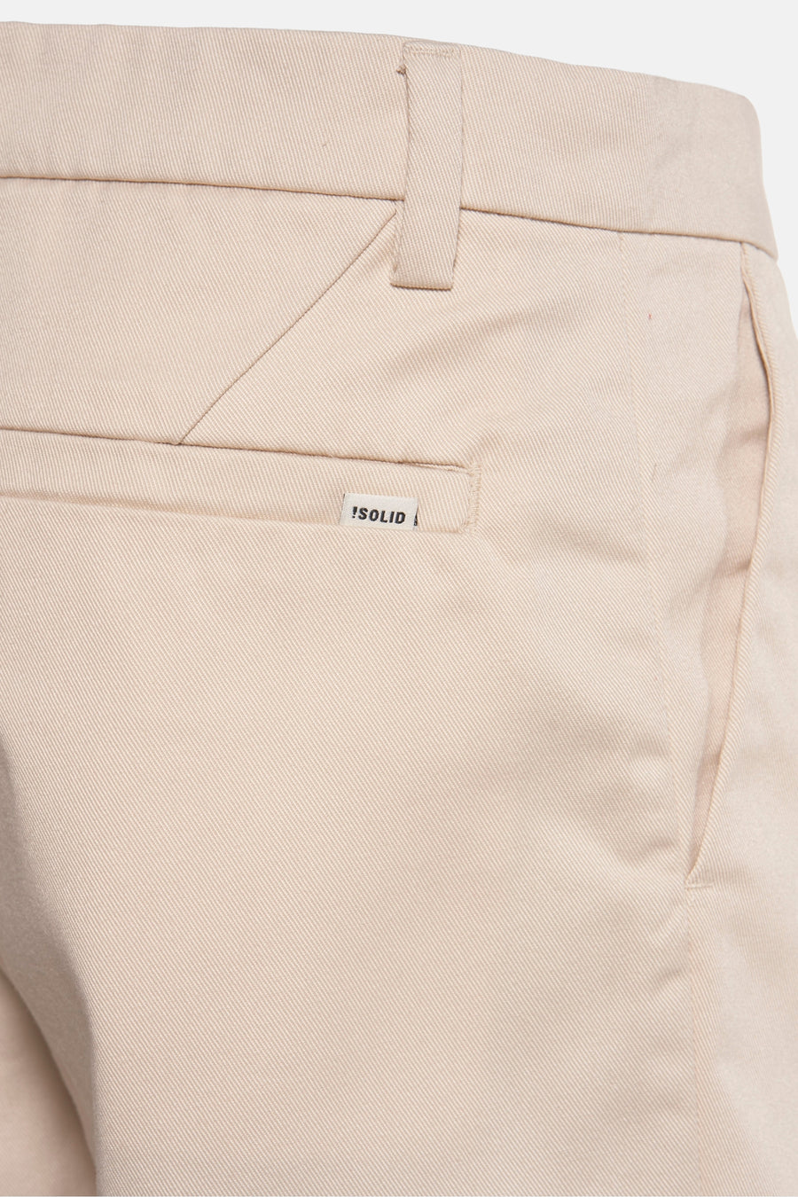 Ecru short van SOLID, met zakdetail en een subtiele twill textuur.
