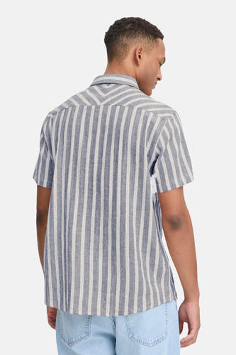Chemise rayée bleue à manches courtes de SOLID, avec un motif à rayures en forme de V au dos.
