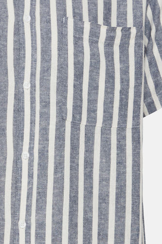 Chemise rayée bleue de SOLID, avec une poche poitrine et une fermeture boutonnée sur le devant.