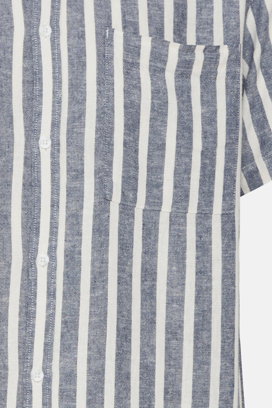 Chemise rayée bleue de SOLID, avec une poche poitrine et une fermeture boutonnée sur le devant.