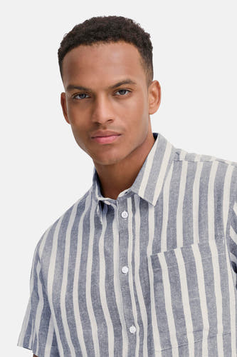 Chemise rayée bleue de SOLID, à manches courtes et avec une poche poitrine.