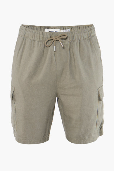 Short vert de SOLID, avec une corde et une ceinture élastique.