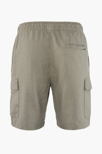 Groene short van SOLID, met cargozakken en een elastische tailleband, gezien van achteren.
