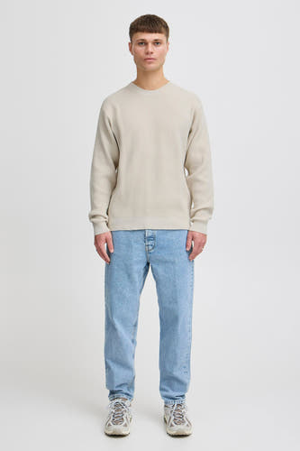 Couleur écru, pull rond col avec SOLID, en motif rayé avec une subtile chaîne.