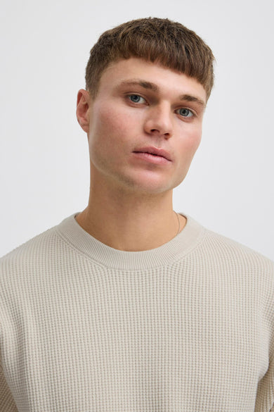 Couleur écru, pull rond col avec SOLID, en motif rayé avec une subtile chaîne.